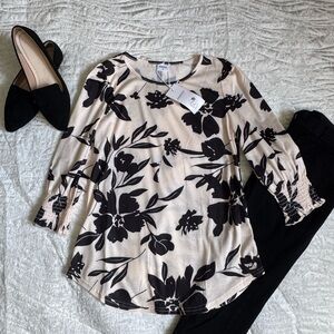 NWT! 🥰 Floral Print Women's Top - Black and Cream